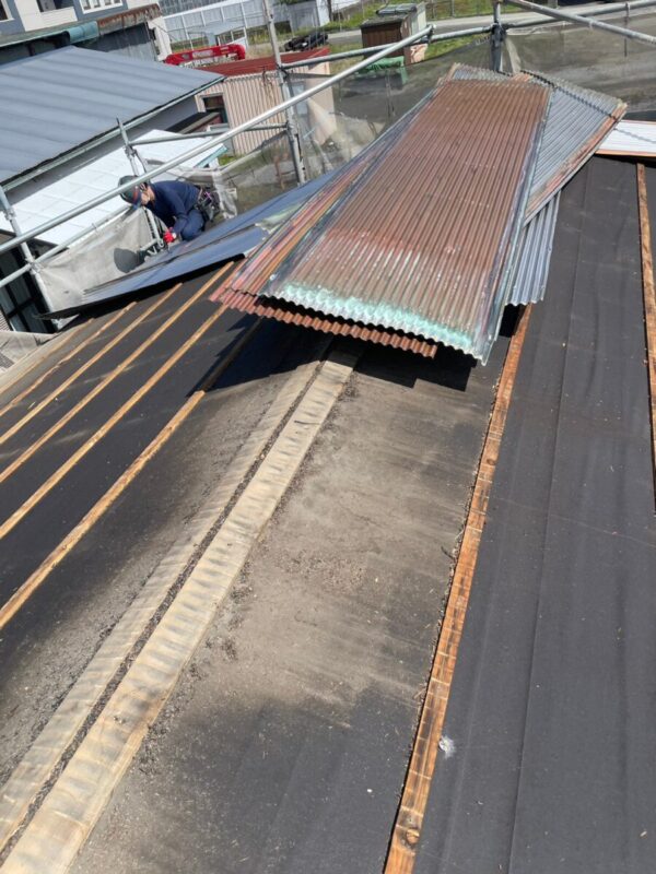 静岡県駿東郡小山町　屋根葺き替え・外壁カバー工法　既存屋根撤去（2）