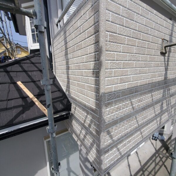 静岡県富士宮市舞々木町　屋根カバー・ベランダ部分外壁カバー工事　外壁取付け（2）