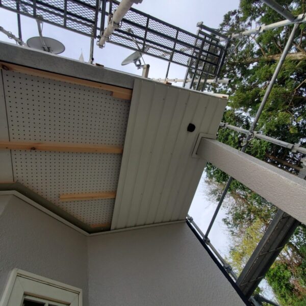 静岡県富士宮市舞々木町　屋根カバー・ベランダ部分外壁カバー工事　外壁下地取付け（2）