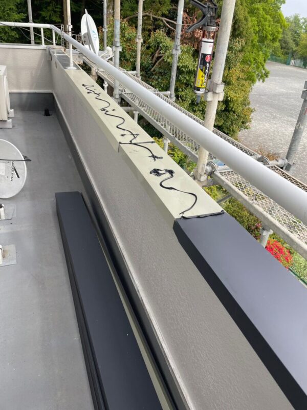 静岡県富士宮市舞々木町　屋根カバー・ベランダ部分外壁カバー工事　外壁取付け（3）