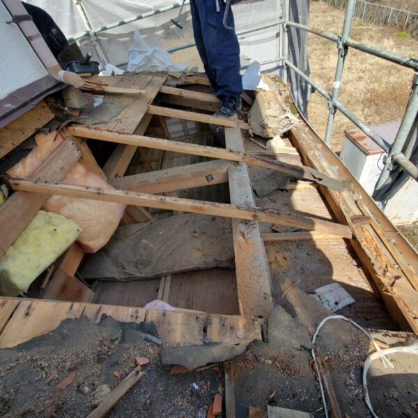 静岡県駿東郡小山町　瓦屋根葺き替え工事　垂木が折れた屋根（2）