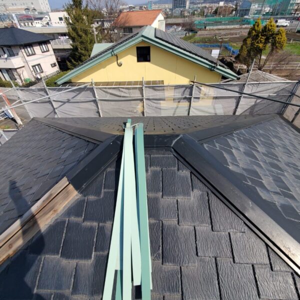 静岡県富士宮市弓沢町　コロニアル屋根カバー工事　外壁はそのままで（1）