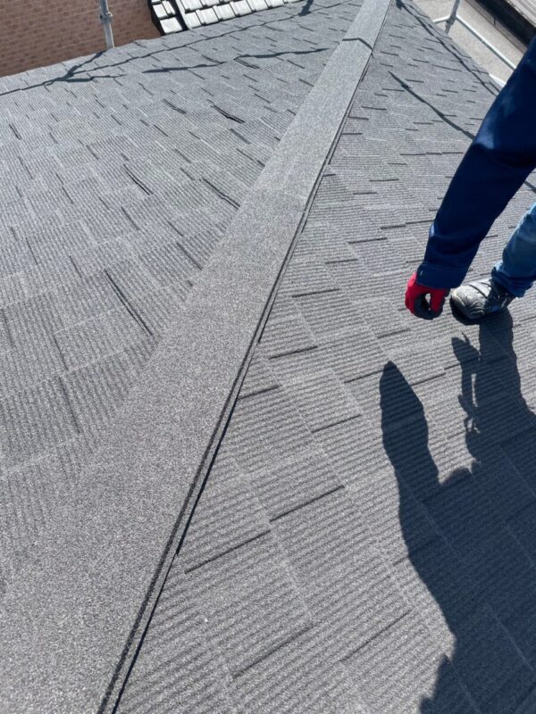 静岡県富士宮市弓沢町　コロニアル屋根カバー工事　石付きガルバリウム鋼板張り付け（3）