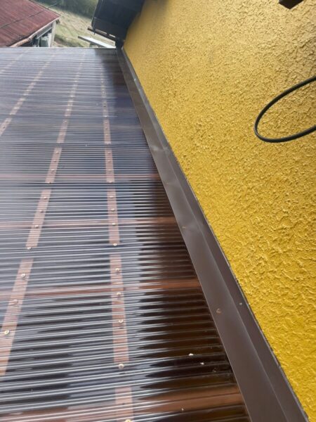静岡県富士宮市北山　大きなテラスのポリカーボネート波板工事　雨押え・ケラバ取り付け（2）