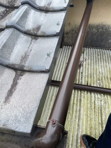 静岡県富士宮市万野原新田　雨樋一部交換　あふれる雨水を止める工事（3）