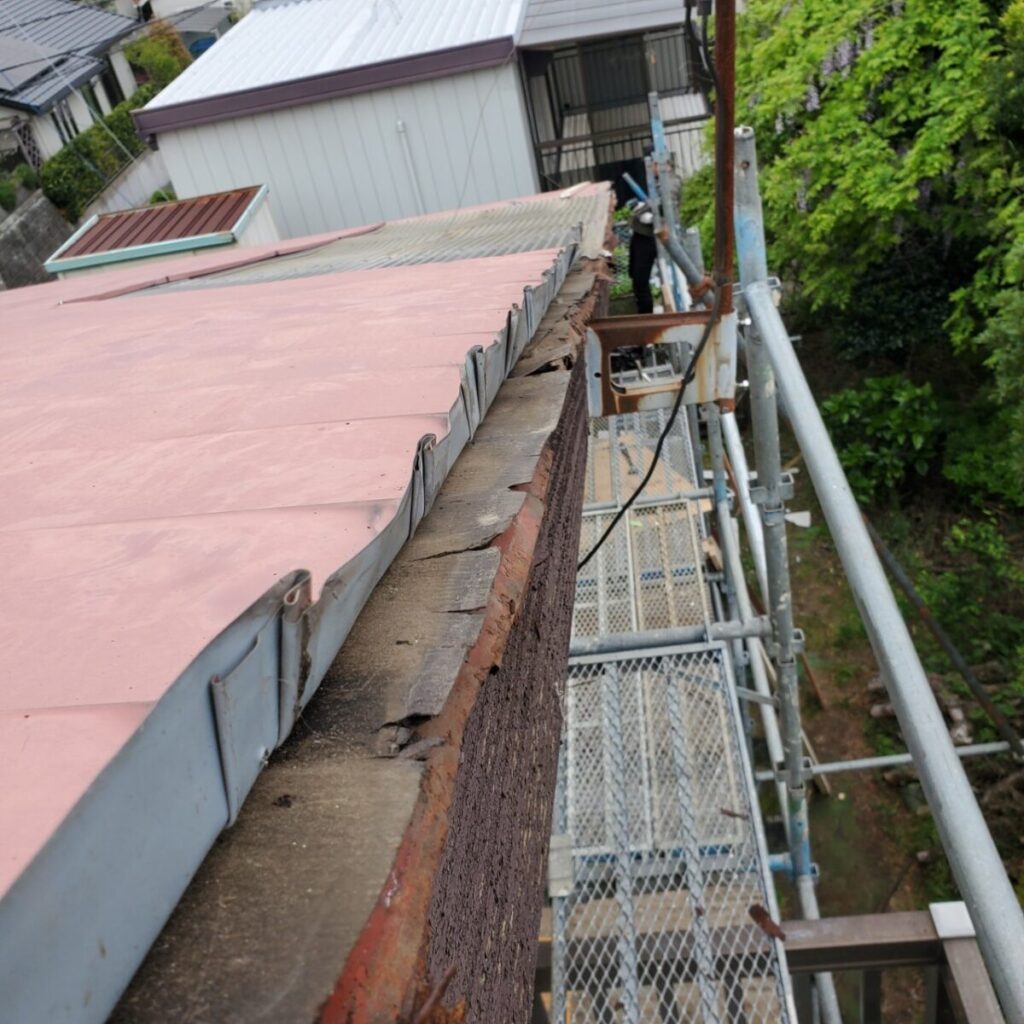 静岡県三島市富士ビレッジ　ポリカ波板張り替え工事　ケラバ補修・破風板板金（2）