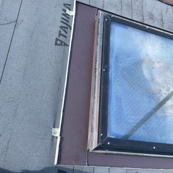 静岡県伊豆の国市中條　コロニアル屋根カバー工事　天窓の雨仕舞（1）