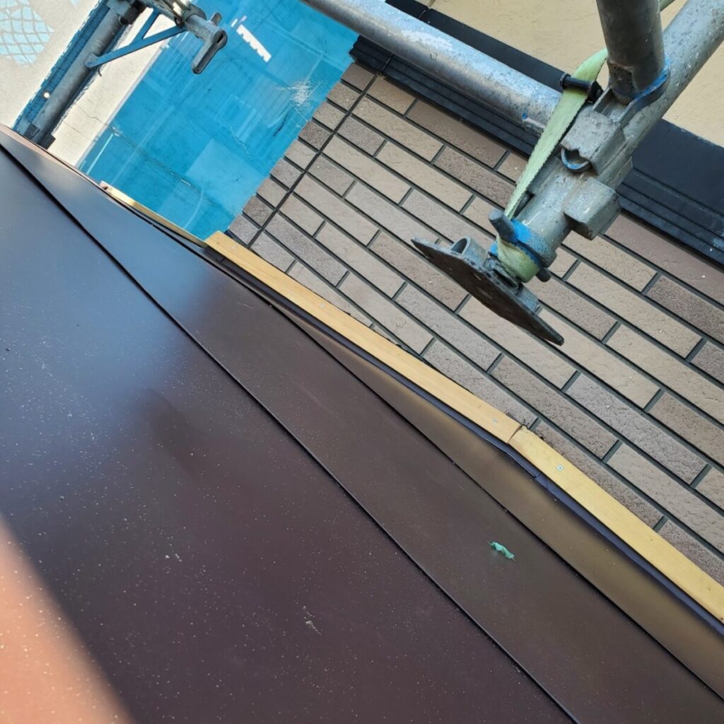 静岡県伊豆の国市中條　コロニアル屋根カバー工事　玄関庇もカバーします！（3）