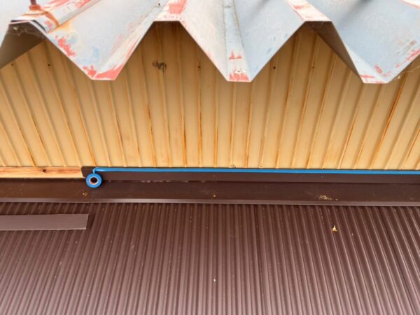 静岡県島田市岸町　波板屋根カバー工事　ガルバリウム鋼板張りと雨仕舞（3）