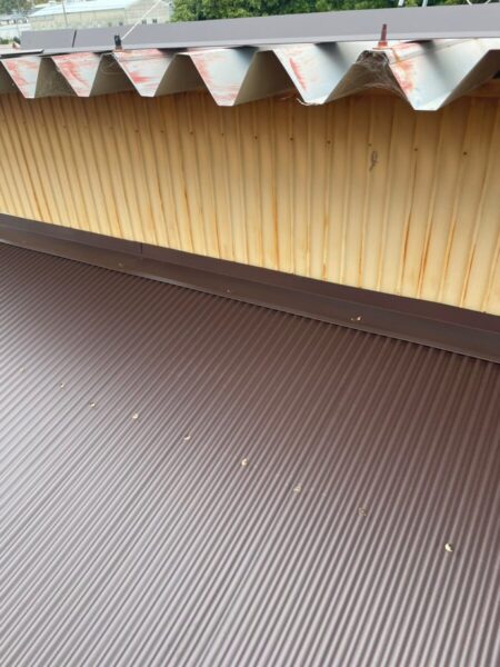 静岡県島田市岸町　波板屋根カバー工事　ガルバリウム鋼板張りと雨仕舞（2）