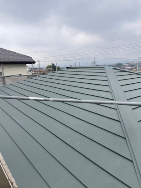 静岡県富士市今泉　コロニアル屋根葺き替え工事　棟の取り付け（3）