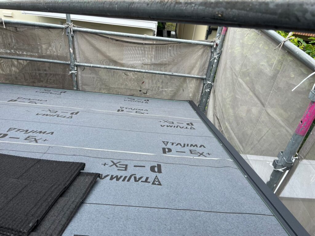 静岡県葵区南沼上　割れたコロニアル屋根のカバー工事　屋根材取り付け（1）