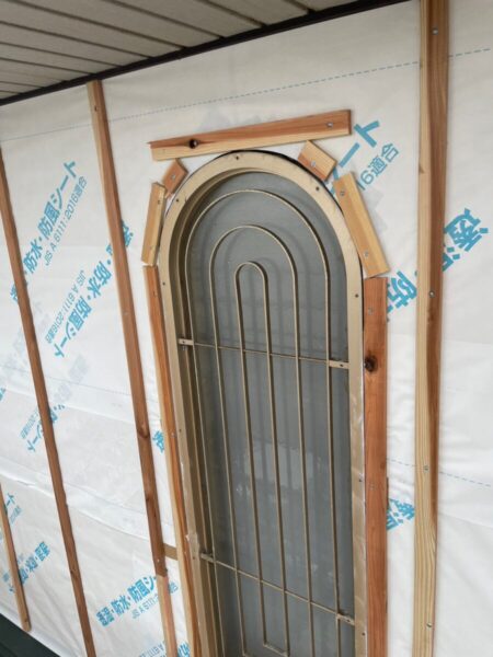 静岡県富士市今泉　外壁カバー工事　特殊な窓の雨仕舞は？（2）