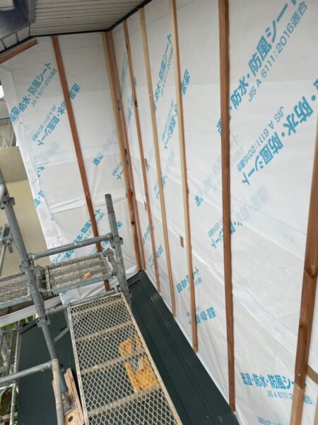 静岡県富士市今泉　外壁カバー工事　特殊な窓の雨仕舞は？（1）