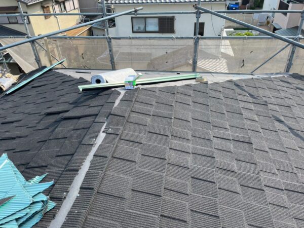 静岡県葵区南沼上　割れたコロニアル屋根のカバー工事　屋根材取り付け（3）