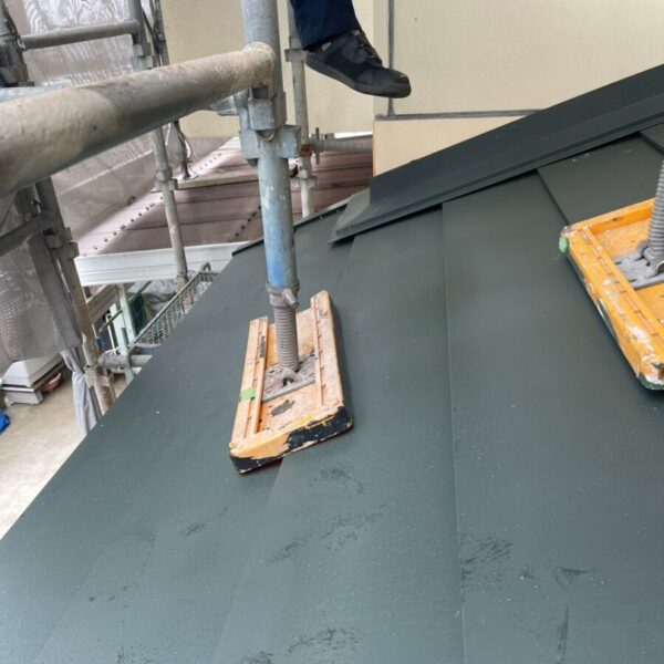 静岡県富士市今泉　コロニアル屋根葺き替え工事　玄関庇はカバーで対応（4）
