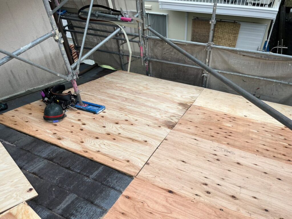 静岡県葵区南沼上　割れたコロニアル屋根のカバー工事（3）