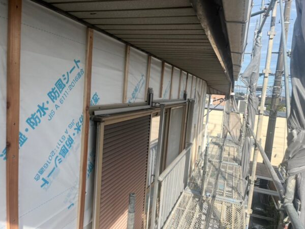 静岡県富士市今泉　外壁カバー工事　金属サイディングの貼りはじめ（3）
