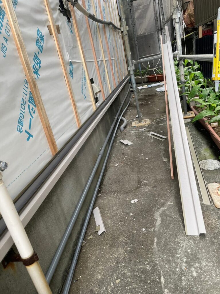 静岡県富士市今泉　外壁カバー工事　金属サイディングの貼りはじめ（1）