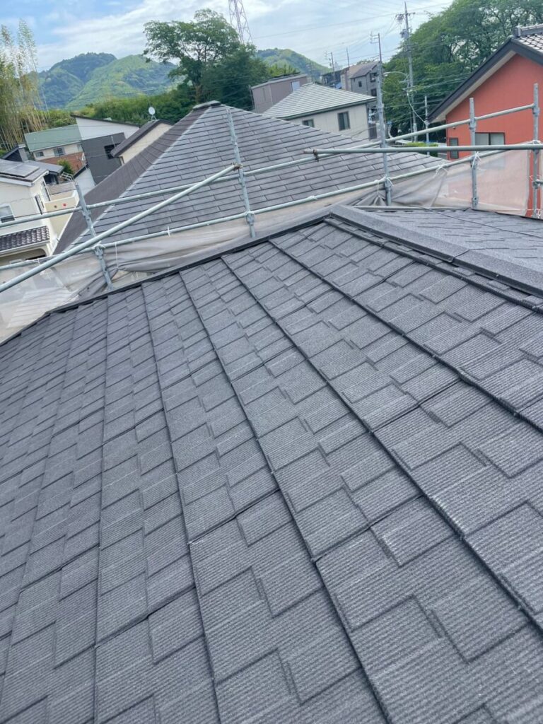 静岡県葵区南沼上　割れたコロニアル屋根のカバー工事　棟の取り付け（3）