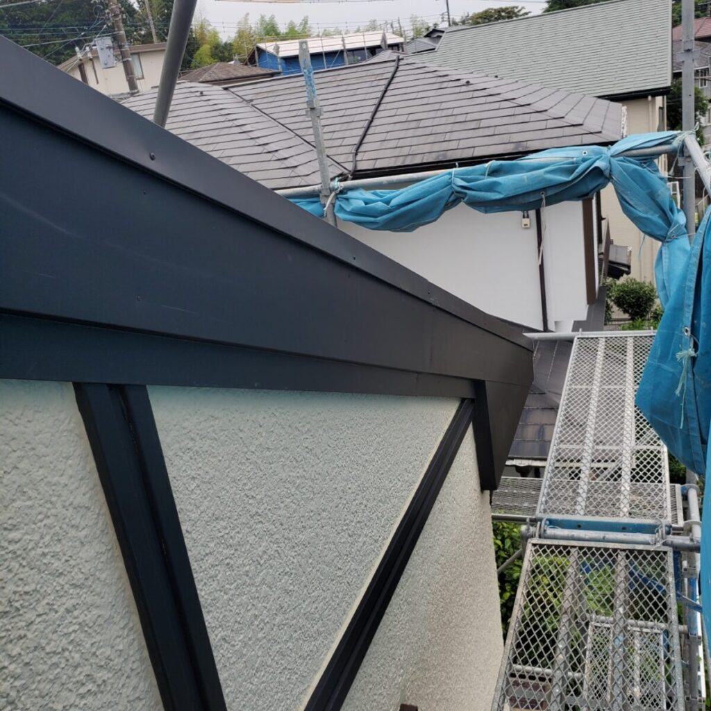 静岡県三島市富士見台　傷んだケラバの補修・破風板板金工事　脳天打ちは厳禁です！（3）