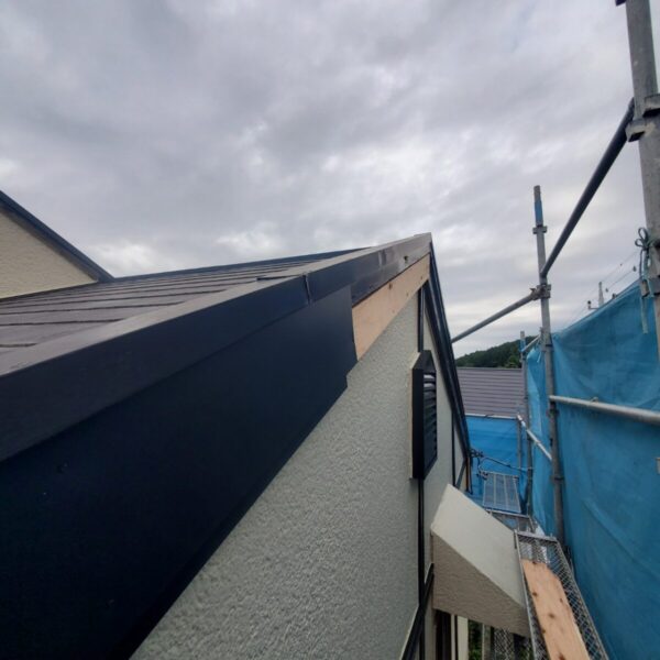 静岡県三島市富士見台　傷んだケラバの補修・破風板板金工事（4）