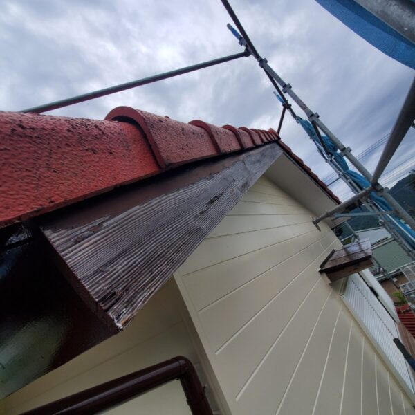 静岡県伊豆の国市　セメント瓦補修・破風板板金補強工事　塗装と板金補強（1）