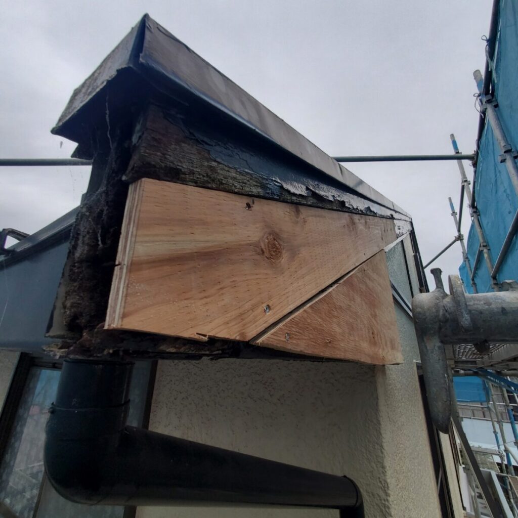 静岡県三島市富士見台　傷んだケラバの補修・破風板板金工事（2）