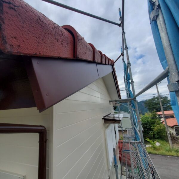 静岡県伊豆の国市　セメント瓦補修・破風板板金補強工事　塗装と板金補強（2）