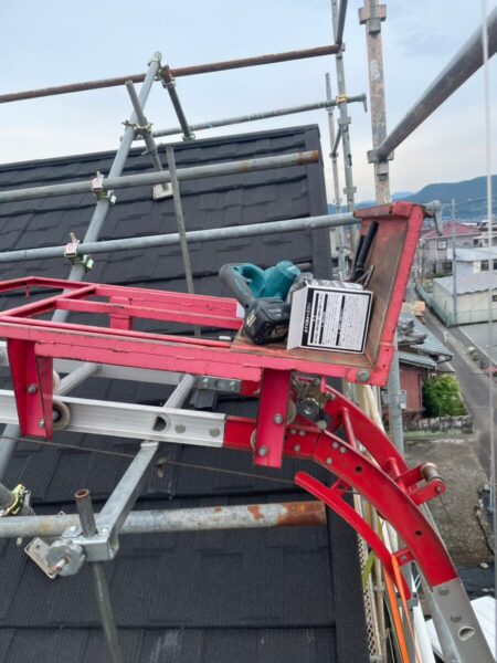 静岡県富士宮市北町　屋根カバー工事　屋根工事に必要な機械って？（3）