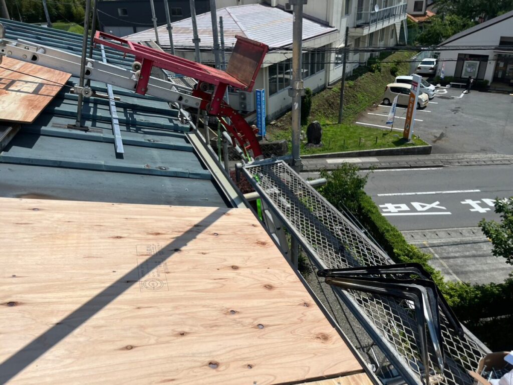 静岡県駿東郡小山町　銅板屋根カバー工事　温水器は残して作業（1）