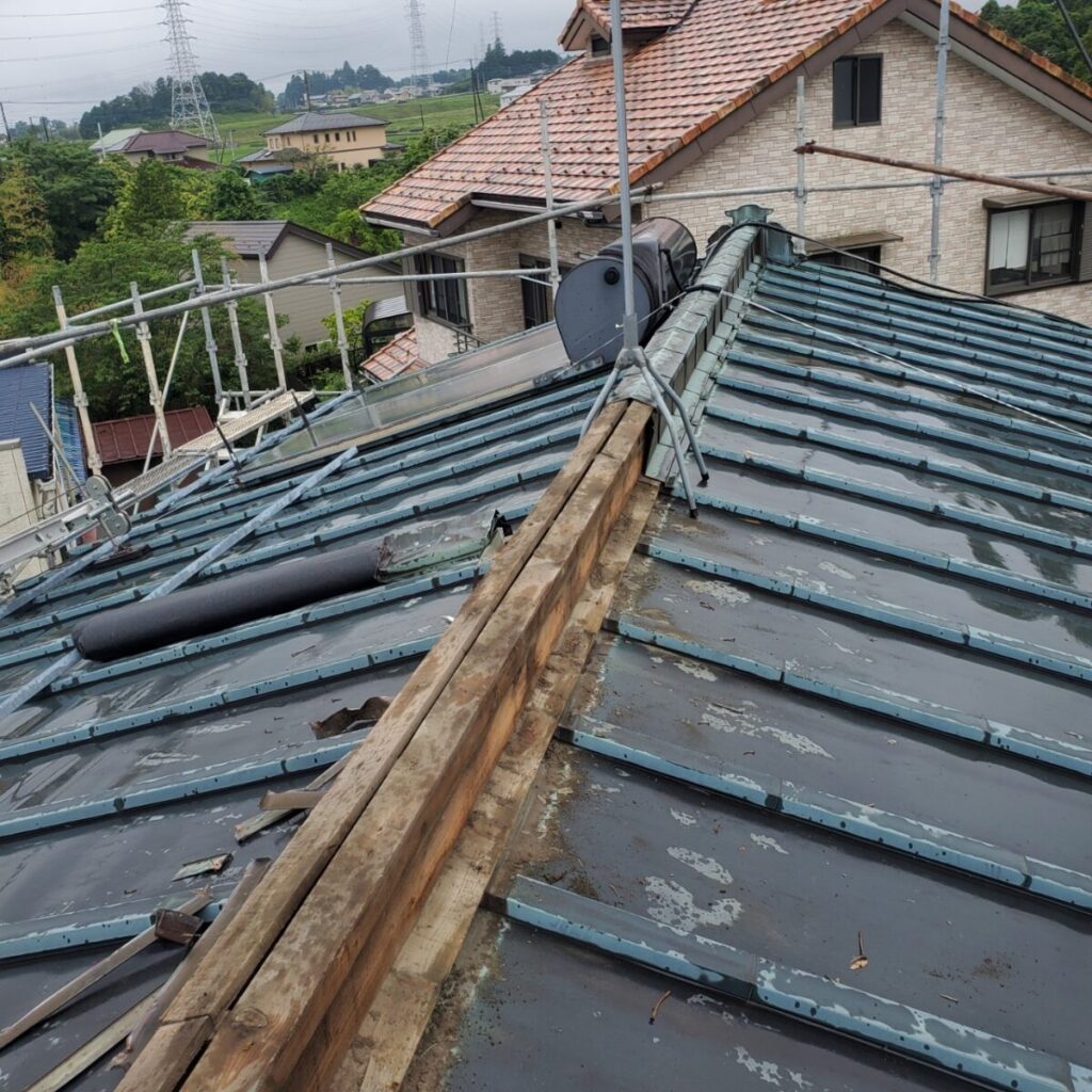 静岡県駿東郡小山町　銅板屋根カバー工事　電食して穴が開いた屋根（3）