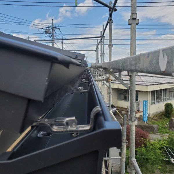 静岡県駿東郡小山町　電食して穴が開いた銅板屋根のカバー工事（3）