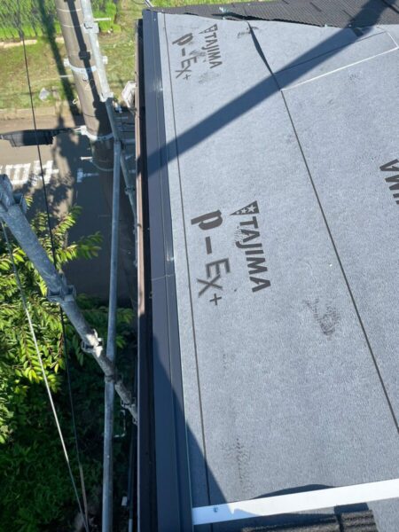 静岡県沼津市根古屋　雨漏りしていたコロニアル屋根のカバー工事　屋根材取り付け（1）