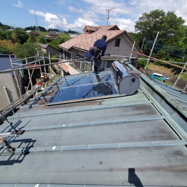 静岡県駿東郡小山町　銅板屋根カバー工事　電食して穴が開いた屋根（1）