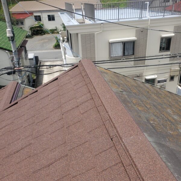 静岡県三島市若松町　雨漏りした屋根の半面カバー工事　屋根材取り付け（4）