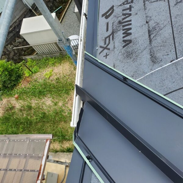 静岡県三島市若松町　雨漏りした屋根の半面カバー工事　屋根材取り付け（1）