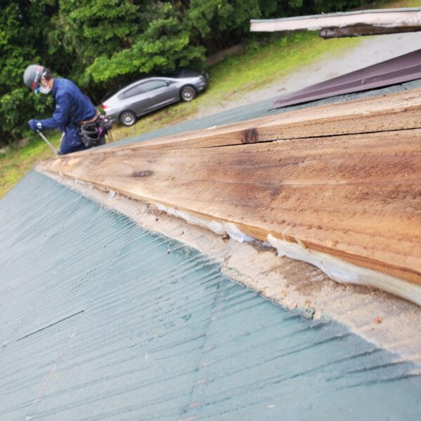 静岡県富士宮市外神　塗装した直後に雨漏りした屋根のカバー工事　棟の撤去（1）