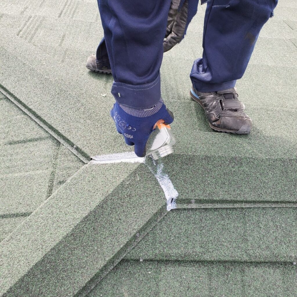 静岡県富士宮市外神　塗装した直後に雨漏りした屋根のカバー工事　棟の取り付け（3）