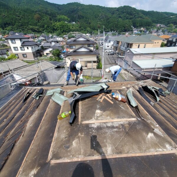 静岡県富士宮市大中里　モニエル瓦の葺き替え工事　雨漏りしている屋根（1）
