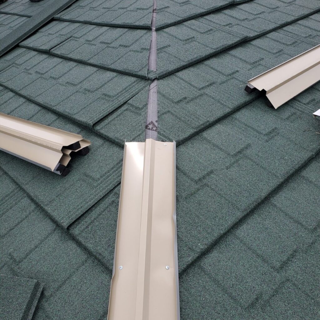 静岡県富士宮市外神　塗装した直後に雨漏りした屋根のカバー工事　棟の取り付け（2）