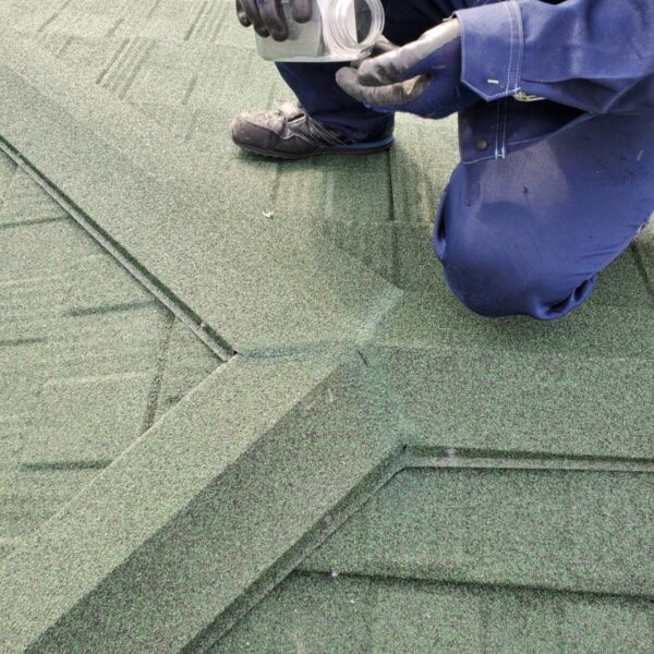 静岡県富士宮市外神　塗装した直後に雨漏りした屋根のカバー工事　棟の取り付け（4）