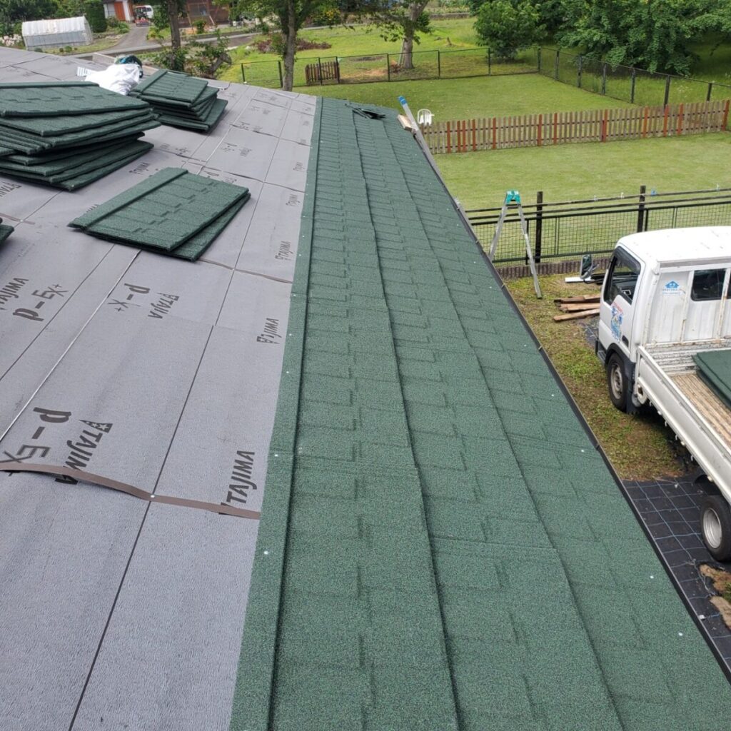 静岡県富士宮市外神　塗装した直後に雨漏りした屋根のカバー工事　棟の撤去