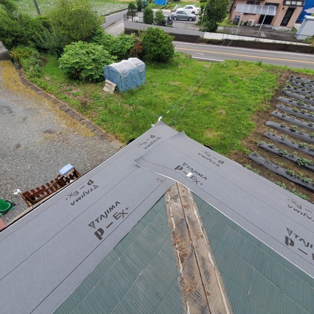 静岡県富士宮市外神　塗装した直後に雨漏りした屋根のカバー工事　棟の撤去（3）