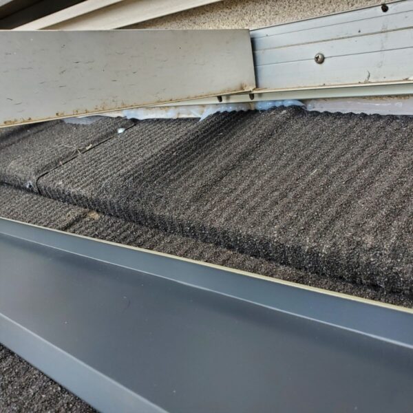 静岡県富士宮市徳倉　施工しづらい屋根のカバー工事　バルコニー下の雨仕舞（1）