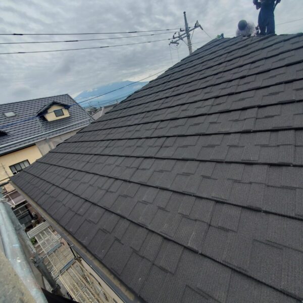静岡県富士宮市大中里　モニエル瓦の葺き替え工事　屋根材張り付け（2）