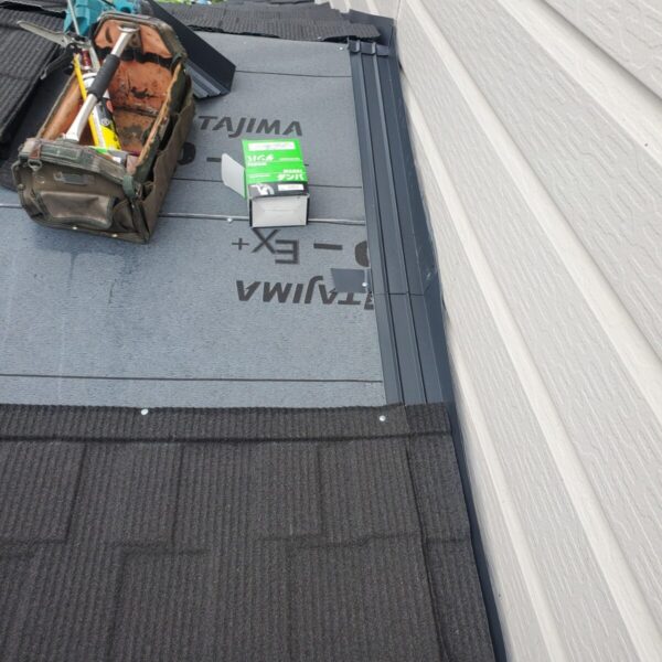 静岡県富士宮市徳倉　施工しづらい屋根のカバー工事　壁際の雨仕舞（1）