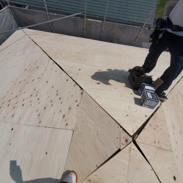 静岡県富士宮市大中里　モニエル瓦の葺き替え工事　ラーチ合板とルーフィング張り（1）