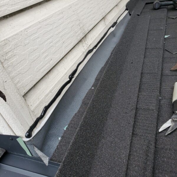 静岡県富士宮市徳倉　施工しづらい屋根のカバー工事　壁際の雨仕舞（3）