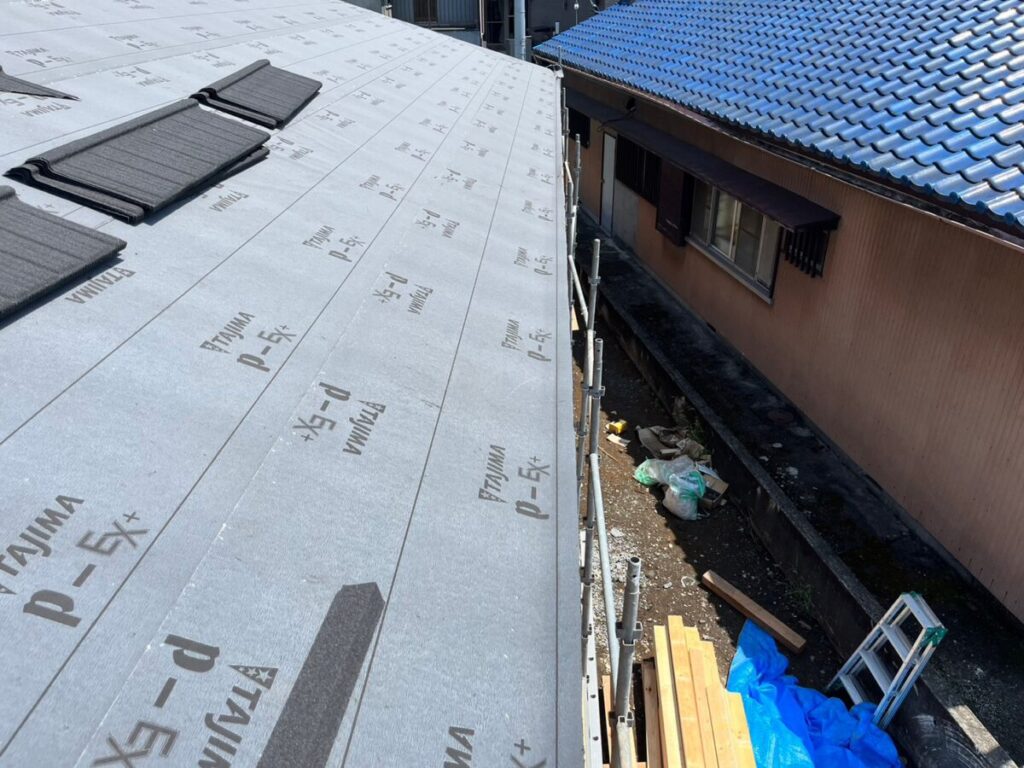静岡県富士宮市小泉　新築建前の屋根工事現場　屋根材取り付け（1）